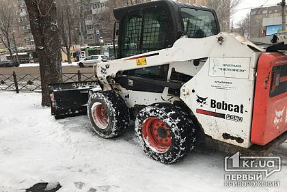 Более 100 единиц спецтехники убирали снег в Кривом Роге