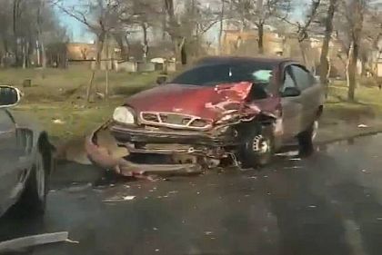 Возле больницы в Кривом Роге произошло лобовое столкновение авто