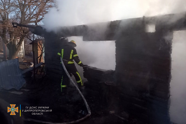 В Криворожском районе спасатели ликвидировали пожар на территории частного дома
