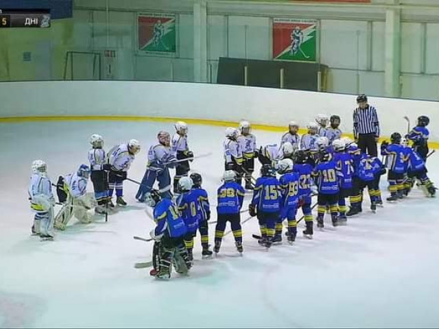 Хоккейная команда «Кривбасс» обыграла  «Салют» из Запорожья