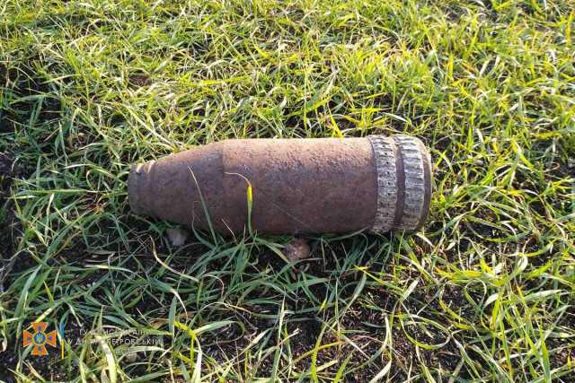 В Криворожском районе пиротехники ГСЧС обезвредили устаревший артиллерийский снаряд