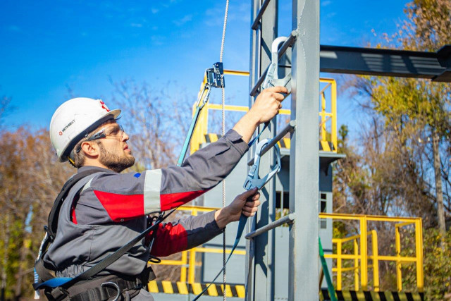 Северный ГОК обеспечивает ремонтников современным защитным снаряжением