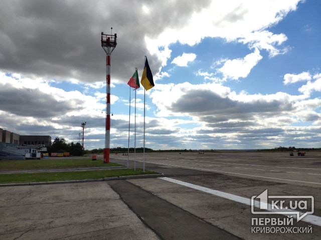 В криворожском аэропорту планируют заменить искусственное покрытие аэродрома