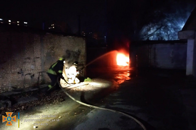 В Кривом Роге во время пожара в гараже пострадал мужчина