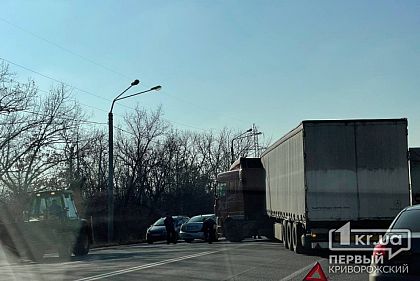 Не рассчитал маневр: в Кривом Роге фура въехала в легковушку