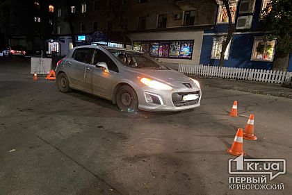 В Кривом Роге водитель легковушки повредил другое авто и скрылся