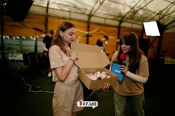Журналістки «Першого Криворізького» розповідають про розіграш подарункового боксу