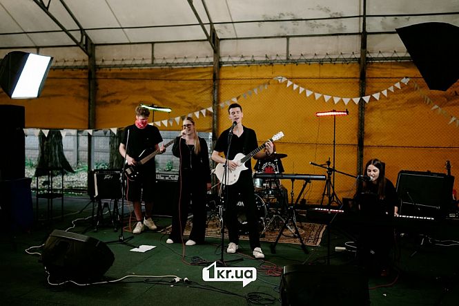 Музиканти виступають на сцені ЗдибанкаFest