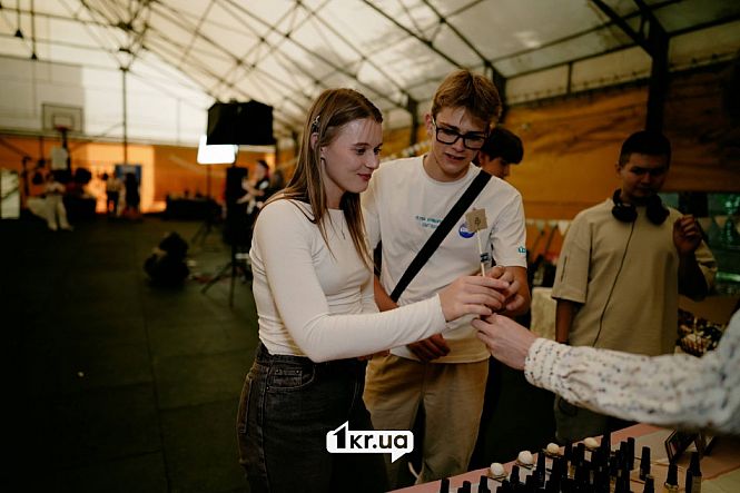 Гості фестивалю знайомляться з виробами місцевих крафтерів