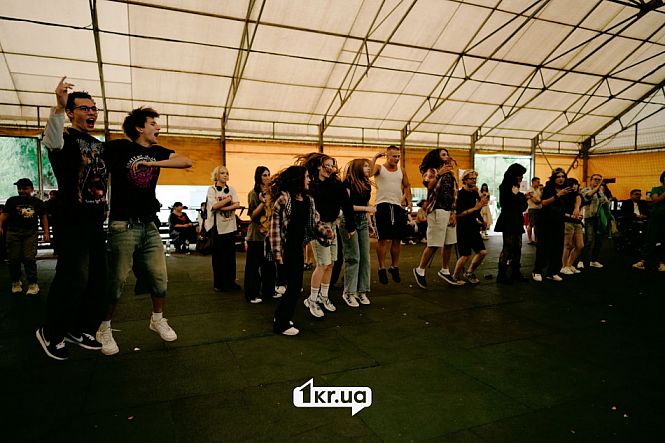 Гості ЗдибанкаFest танцюють під час концерту