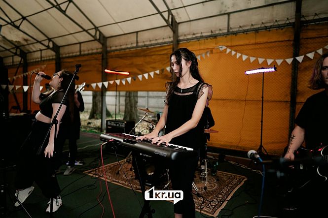 Музиканти виступають на ЗдибанкаFest  