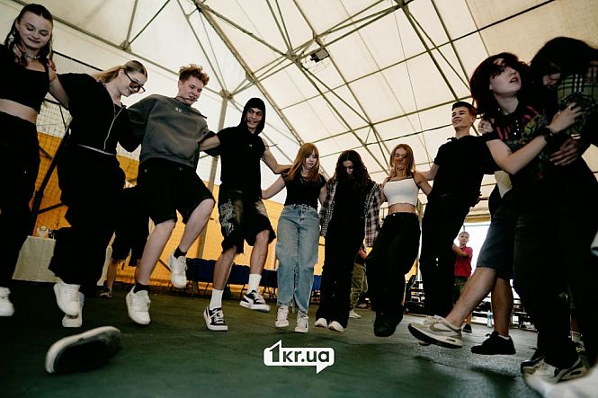 Відвідувачі ЗдибанкаFest танцюють разом під час виступу гурту
