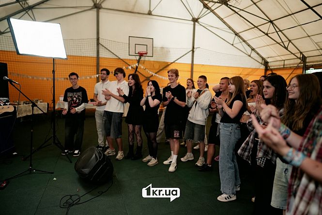Відвідувачі аплодують та підтримують музичний гурт