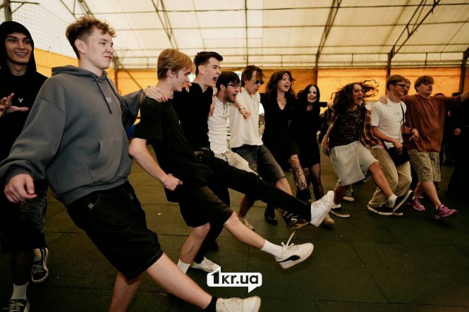 Гості ЗдибанкаFest танцюють