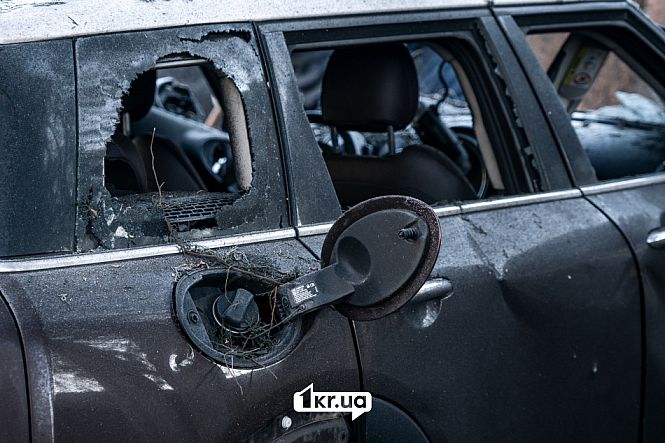 Пошкоджені автомобіль внаслідок ракетної атаки по Кривому Рогу