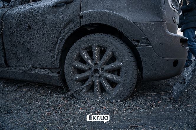 Пошкоджені автомобіль внаслідок ракетної атаки по Кривому Рогу