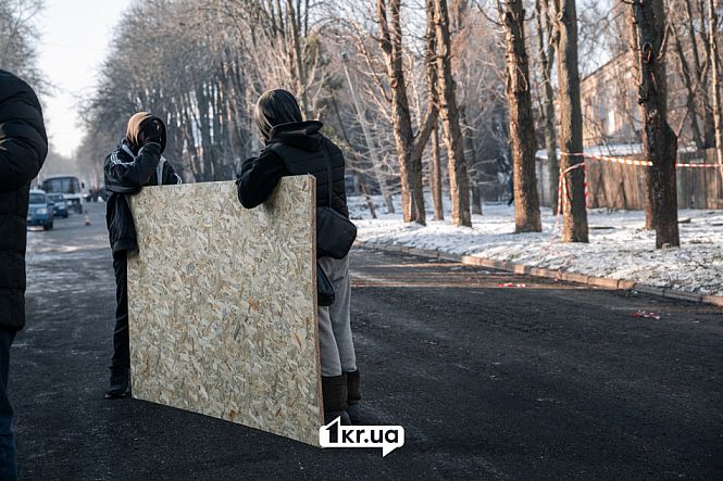 Вибиті вікна та пошкоджені фасади будинків у Кривому Розі