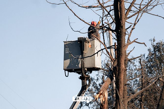 Комунальні служби ліквідовують наслідки ракетного удару у Кривому Розі