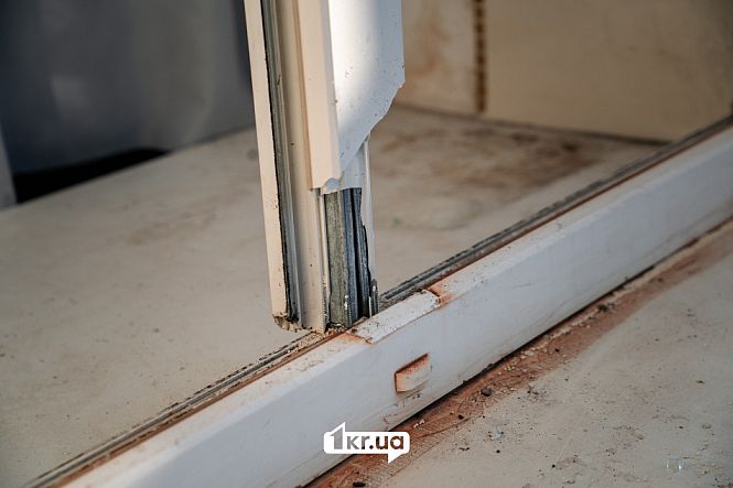 Вибиті вікна та пошкоджені фасади будинків у Кривому Розі