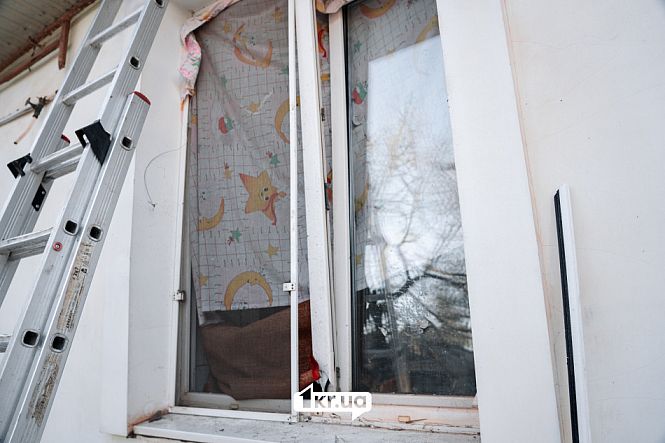 Вибиті вікна та пошкоджені фасади будинків у Кривому Розі