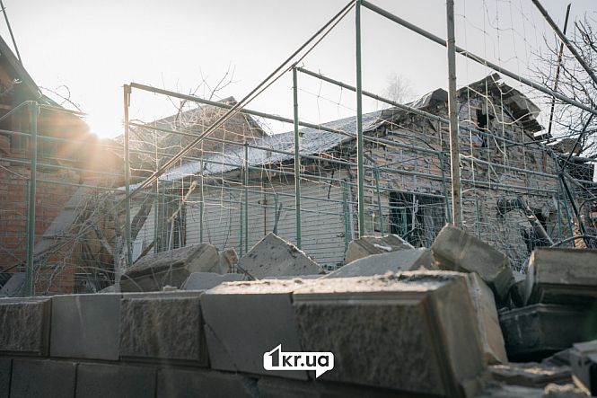 Наслідки ракетного удару по житловому будинку в Кривому Розі