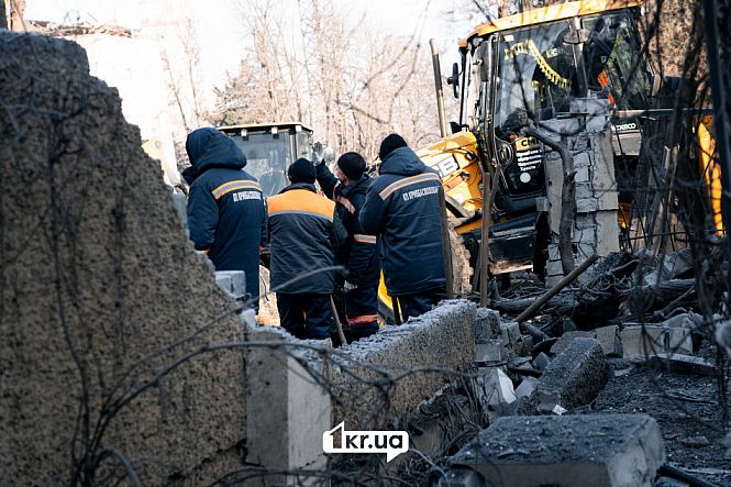 Комунальні служби ліквідовують наслідки ракетного удару у Кривому Розі