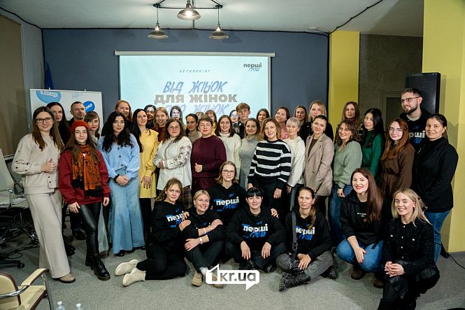 учаники нетворкінгу разом