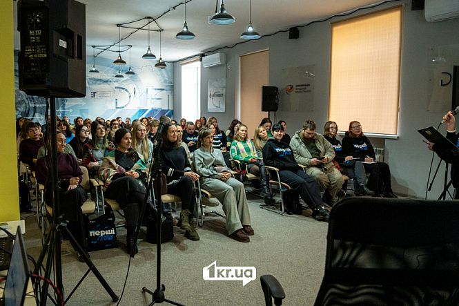 заповнена зала людей нетворкінг