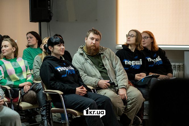 глядачі дивляться