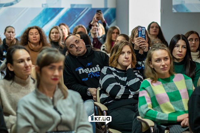 глядачі дивляться