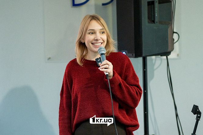 спікерка із мікрофоном