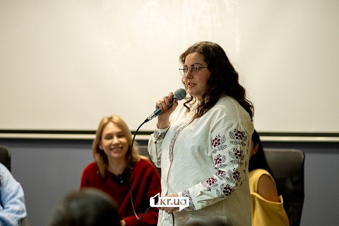 спікерка із мікрофоном