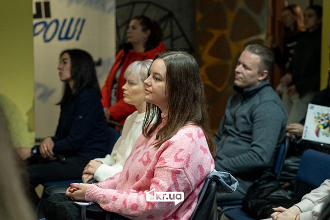 глядачі нетворкінгу слухають