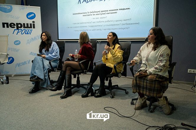 чотири спікерки сидять