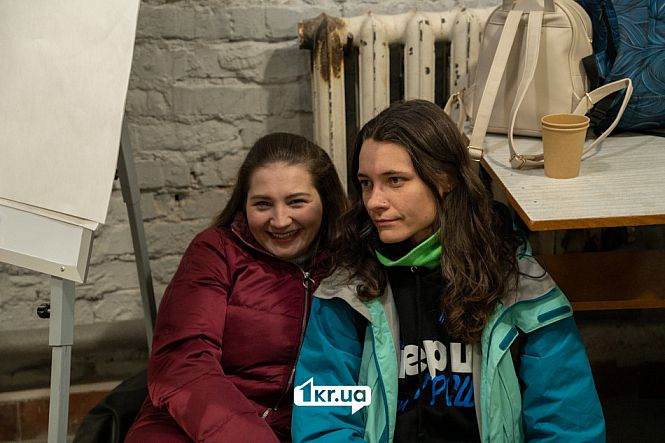 учасники дискусії радіють