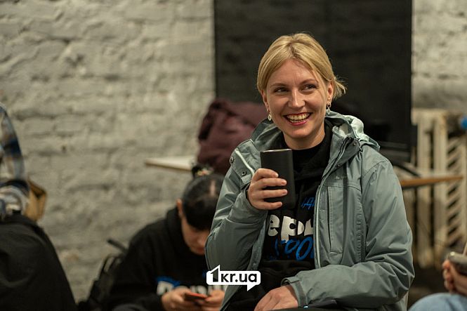 учасники дискусії радіють