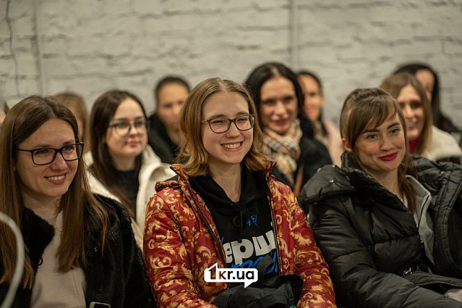 учасники слухають нетворкінг