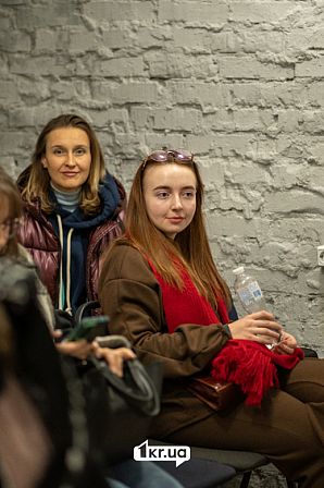 учасники слухають нетворкінг