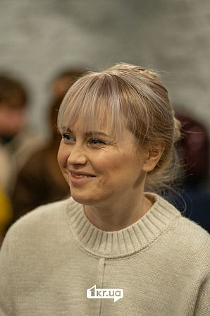 посмішка людина погляд в сторону