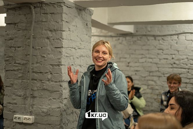 людина показує руками