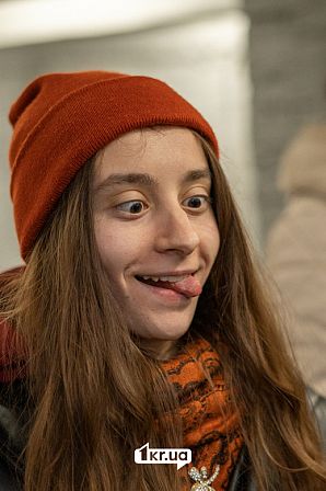 дівчина безтурботно веселиться