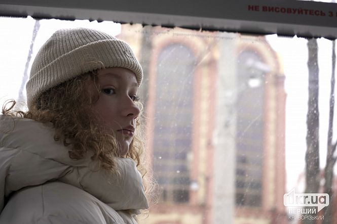 девушка в трамвае