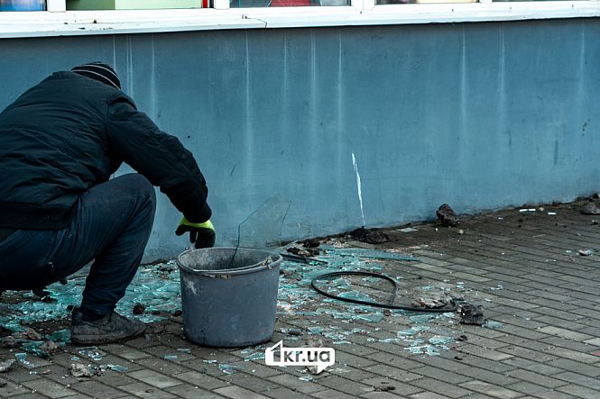 криворіжці прибирають наслідки російських обстрілів
