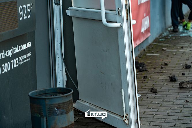 зломані двері магазину наслідки ракетних обстрілів