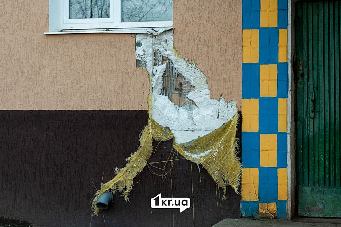 пошкоджене утеплення будинку від ракетної атаки