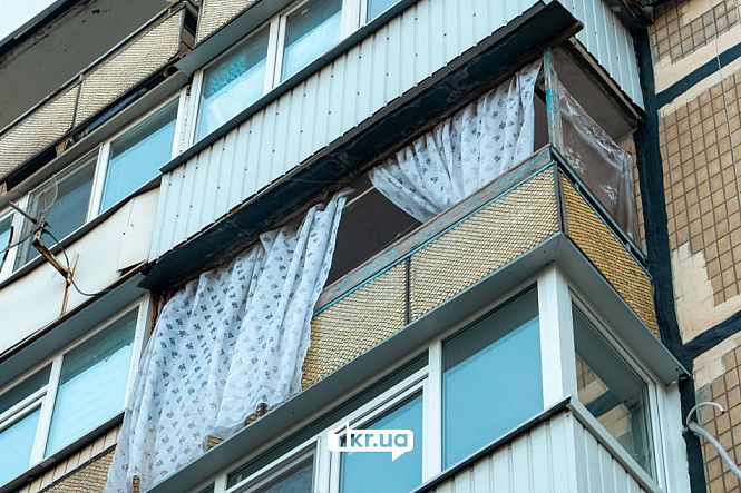 пошкоджений балкон від російської атаки на кривий ріг