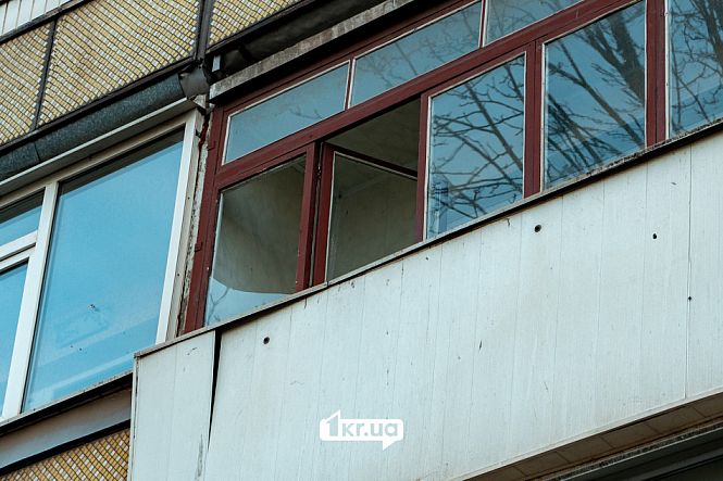 пошкоджений балкон від російської атаки на кривий ріг