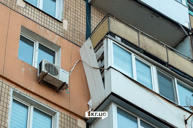 пошкоджений балкон від російської атаки на кривий ріг