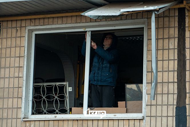 українці чинять вікна після обстрілку