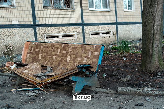 наслідки ракетної атаки по кривому рогу 18 грудня 2024 зломана лавочка